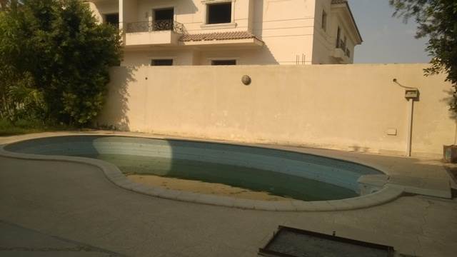 فيلا بحمام سباحة للايجار 5 غرف نوم داخل كمبوند بمدينة 6 اكتوبر 